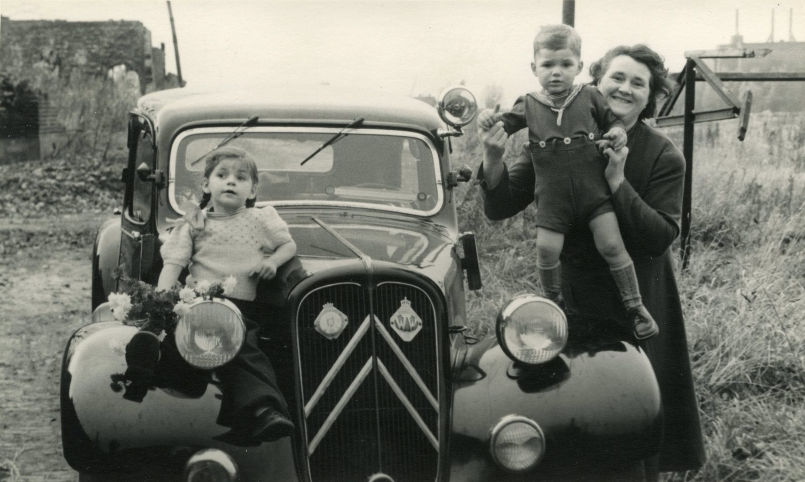3 Generaties Ariëns 8 Renkum Jufferswaard Steenoven Neeltje met Anne Francis en Eef Ariens ca 1952 Collectie Eef Ariens red