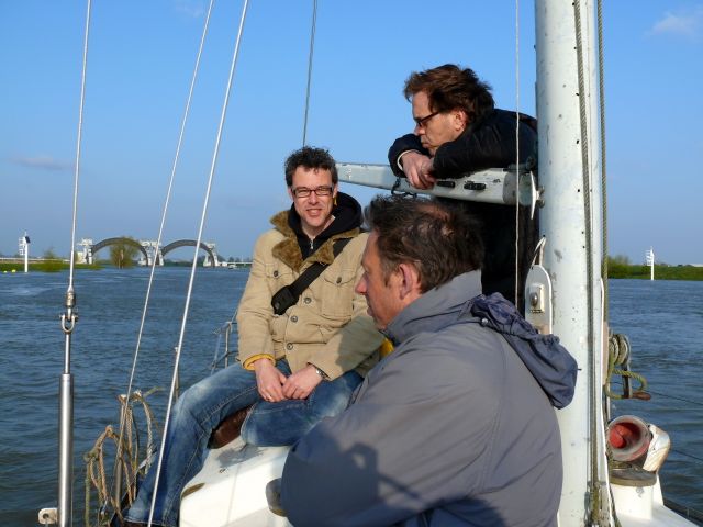 Renkum Nederrijn bij de stuwen van Driel Emile Smaling met vrienden met een kajuitzeilboot Foto Voorjaar 2008 Collectie Emile Smaling