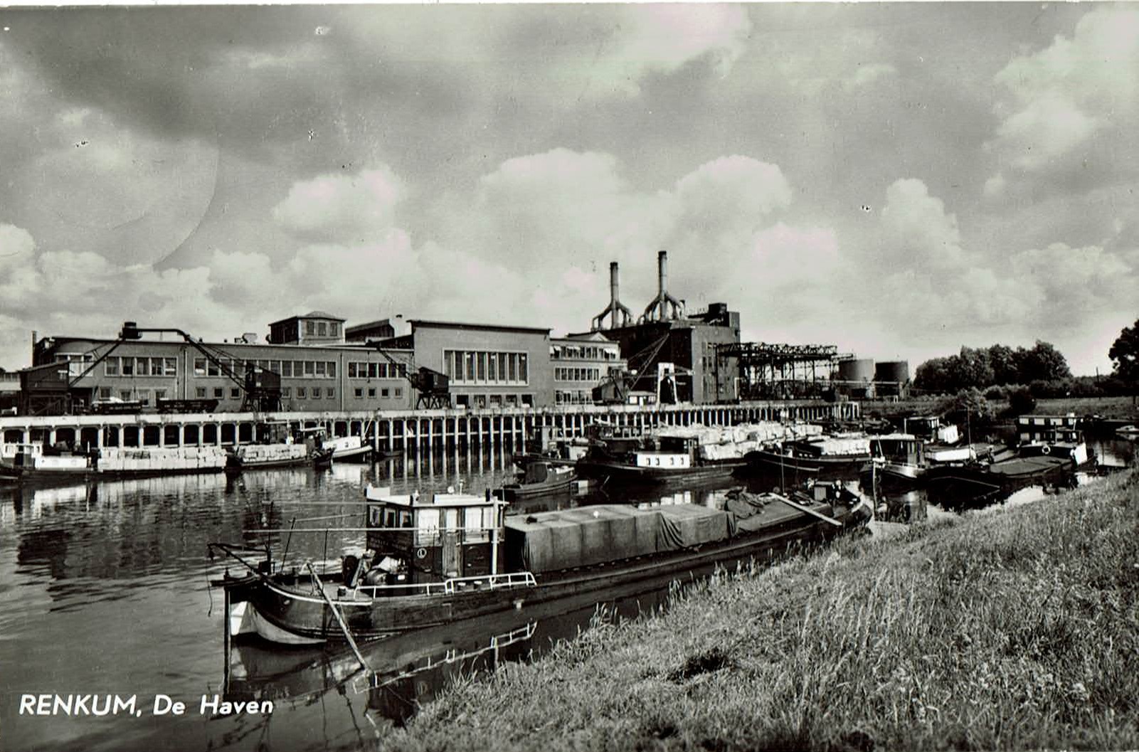 Haven bij de papierfabriek aan de Rijn.
