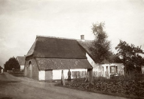 Moord op de Keijenberg 5 Hier werd de verdachte aangetroffen. Let op, de boerderij is dezelfde als op de foto hierboven.