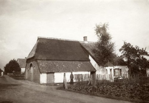 Hier werd de verdachte aangetroffen. Let op, de boerderij is dezelfde als op de foto hierboven.