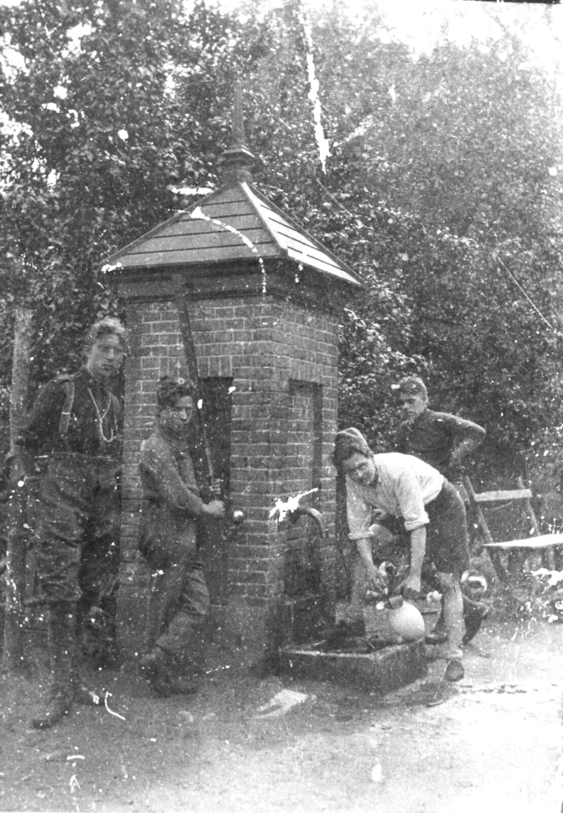 Pomp bij de boerderij het Pannenhuis op het landgoed de Hemelse Berg met arbeiders 1914 1918