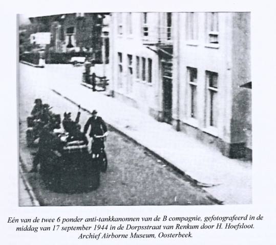 Luchtlanding en bevrijding. Renkum, 1944/45 2 Renkum Engelse paras in de Dorpsstraat 17 sept 1944 Fotocollectie Paul Nordavind