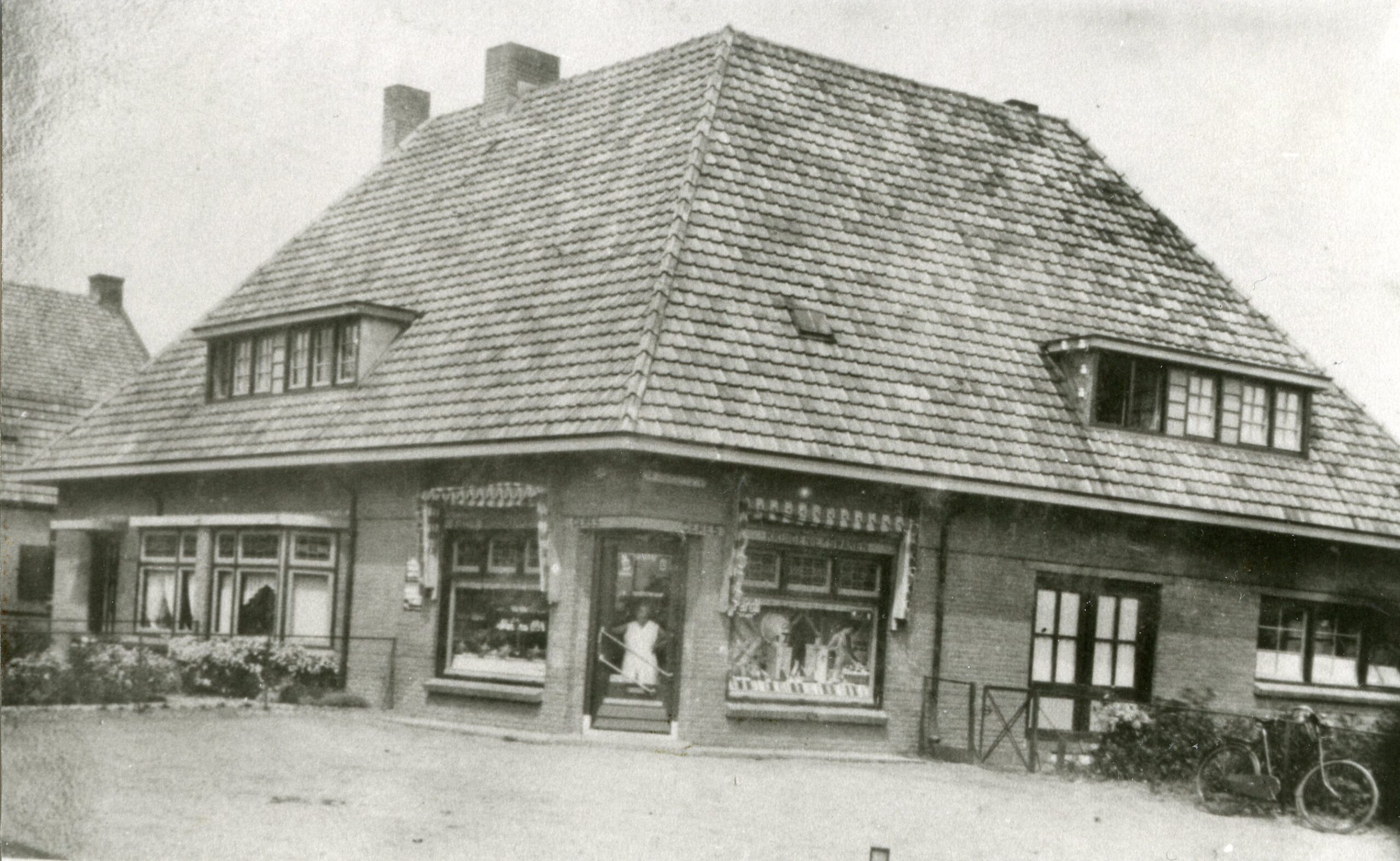 Renkum Groenendaalseweg hoek Kloosterkampweg bakkerij J B v d Oosterkamp vernield in 1944 Collectie Ina van den Wollenberg