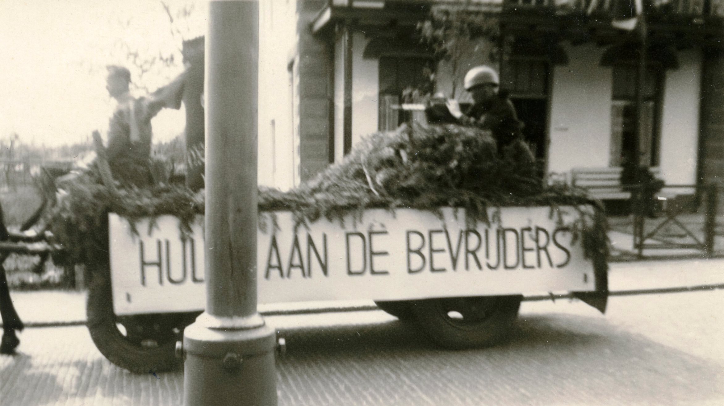 Renkum bij Kerkstraat 54 Hulde aan de bevrijders Koninginnedag 1945 of Bevrijdingsdag Foto 1945 of 1946 Collectie Henny de Ruiter.
