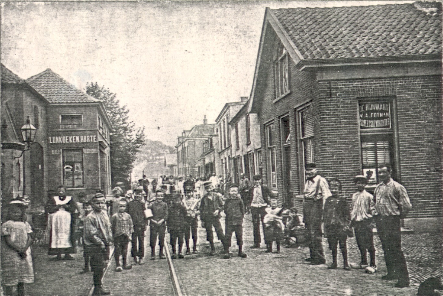 Renkum, hoek Dorpsstraat-Veerweg. Rechts het pand van W.A. Potman Ansichtkaart ca 1900