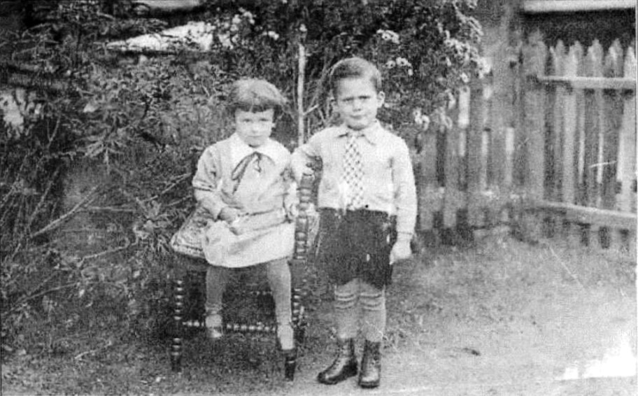 De Schouwburcht 2 Renkum Achterdorpsstraat 3 Gerard (3 jaar) en Fien van der Schouw. Foto September 1931 Collectie G vd Schouw Jzn