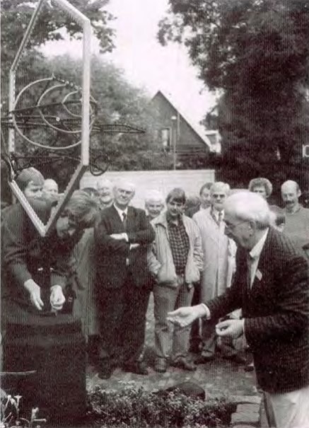 Bijenmonument op de Melkdam in Renkum 2 Renkum bijenmonument